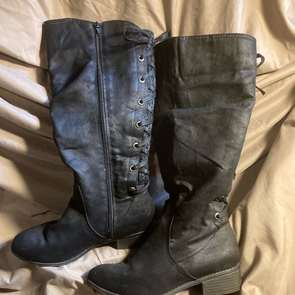 SO Black Heeled Boots with Elegant Embellishments